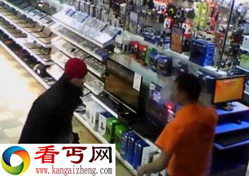 令人发指的举动！一男子竟对着游戏机撸管