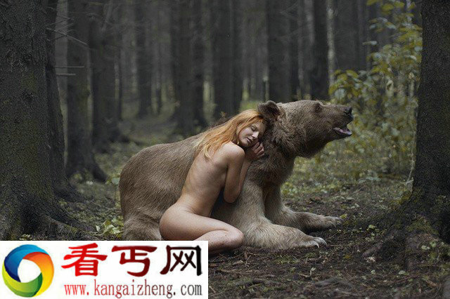 美女用生命在拍照 裸体上阵与野兽亲密合影