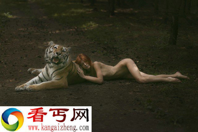 美女用生命在拍照 裸体上阵与野兽亲密合影