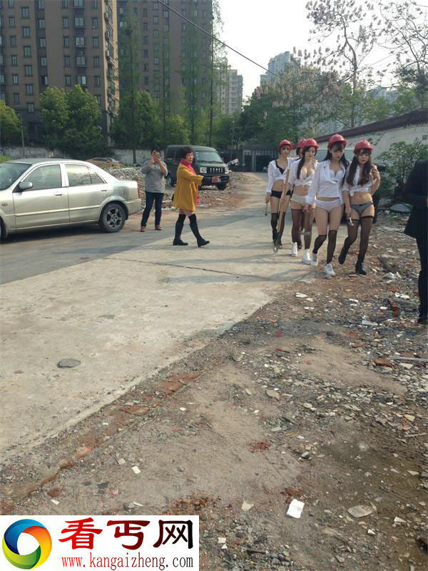 黑丝嫩模在在工地拍游戏写真遭居委会大妈驱赶