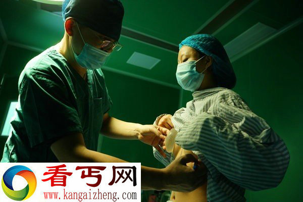 女导游国外隆胸整形失败变大小胸