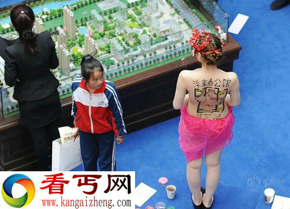 山东楼盘促销女模特真空上阵人体彩绘吸引购房者围观