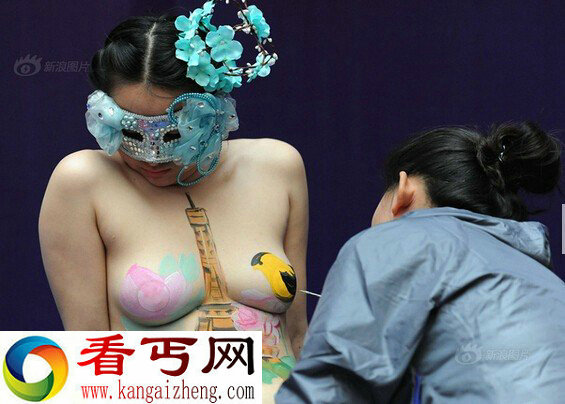山东楼盘促销女模特真空上阵人体彩绘吸引购房者围观