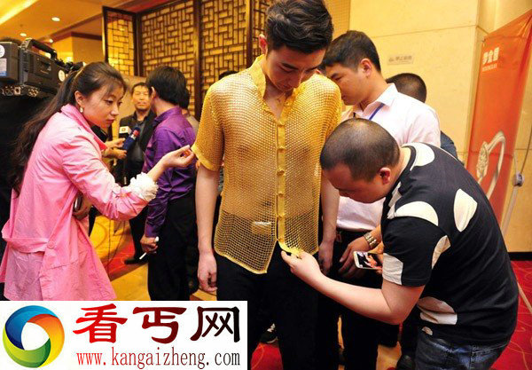 西安举行黄金内衣秀 女模特身穿黄金比基尼助阵招商会