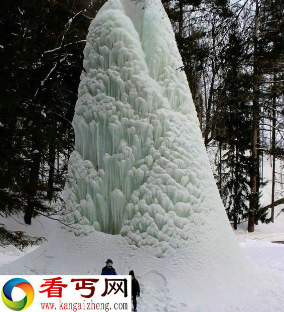 纽约公园内喷泉因天气冷结冰 足有五层楼高