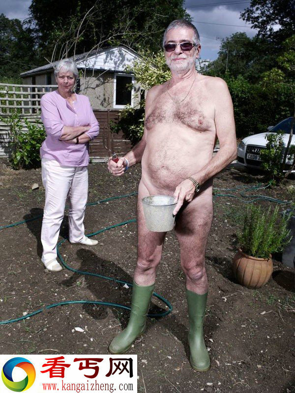 首度公开英国神秘裸体村的日常生活照