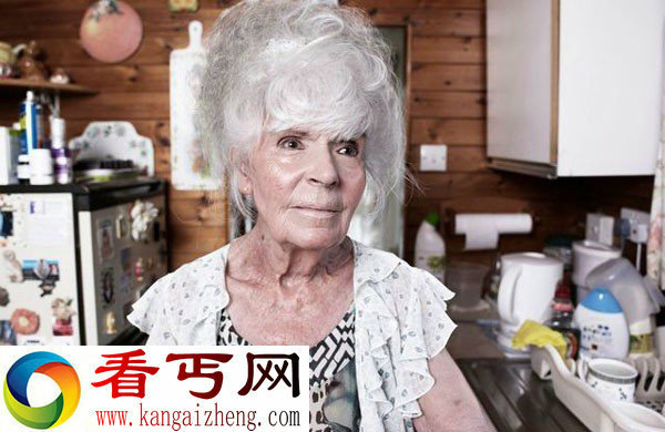 首度公开英国神秘裸体村的日常生活照