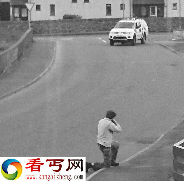 塞缪尔·巴洛在持枪走动的时候数次瞄准警方被击毙