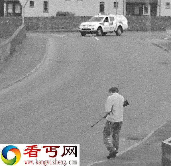 塞缪尔·巴洛在持枪走动的时候数次瞄准警方被击毙
