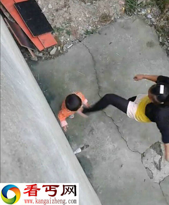网曝女子爆打小孩 用脚踹10多次 拿棍子猛敲(