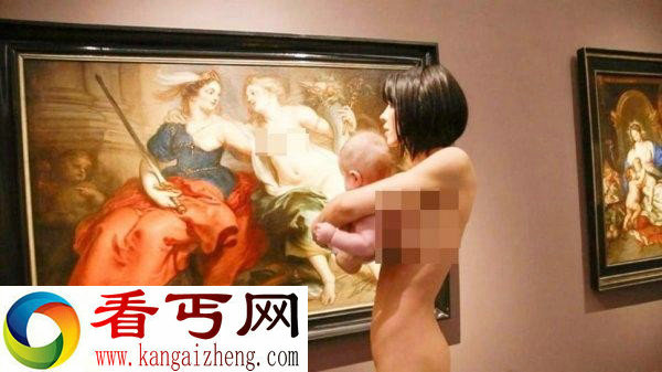 实拍瑞士女艺术家抱裸身婴儿现身博物馆引争议