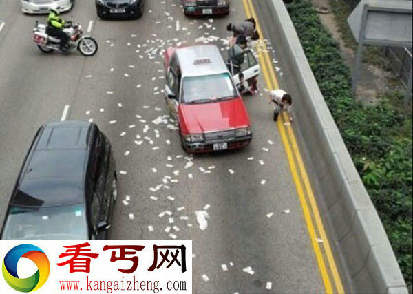 香港中环运钞车钱箱跌 民众捡后迅速离开
