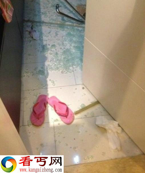 恐怖现场:美女洗澡时玻璃门爆裂 左胸大面积扎伤
