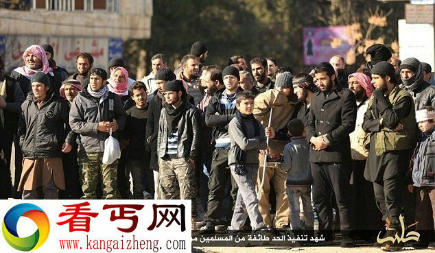 伊斯兰国行刑现场:偷窃者当众斩手