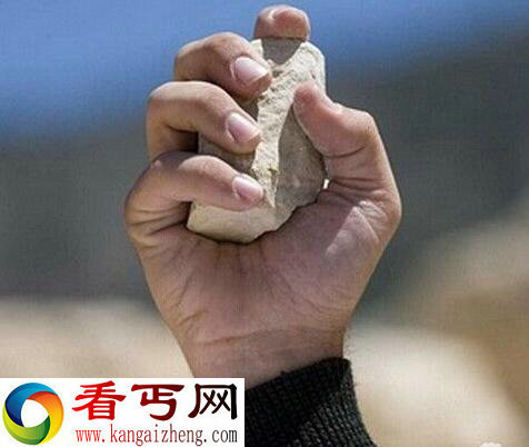 残忍血腥！沙特公主私奔被埋入沙土用乱石砸死