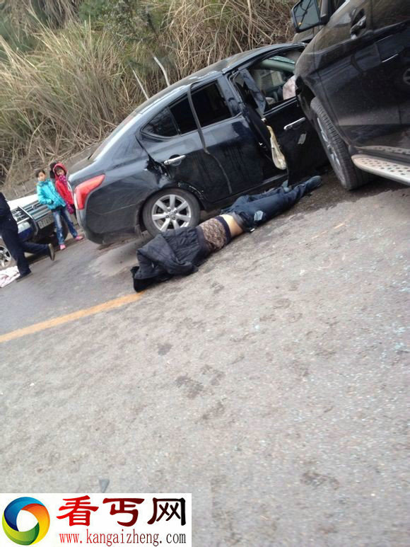 奔驰撞日产车一人伤亡奔驰车头撞碎