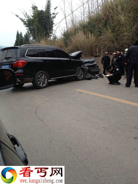 奔驰撞日产车一人伤亡奔驰车头撞碎