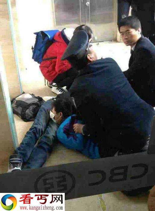 男子ATM机前20分钟未办完业务与人发生口角被排队者刺死