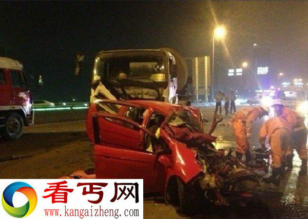 水泥罐车与轿车相撞 致6名90后身亡现场血流一地