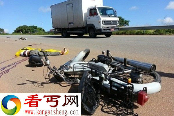 摩托车逆行惨遭卡车撞击爆开眉骨
