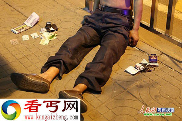 男子不满生活将脖子绑在护栏在公交站台自缢身亡