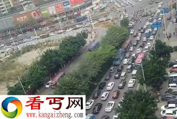 东莞虎门死机错当油门当刹车致8车连环相撞
