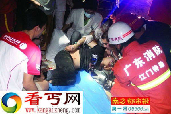 江门男子夜骑摩托被工地铁条穿胸 抢救5小时无效死亡