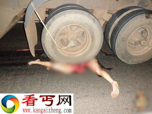 盘点车祸女尸被拖行惨死事故电单车美女被货车轮碾爆拖行十多米衣服被扯掉