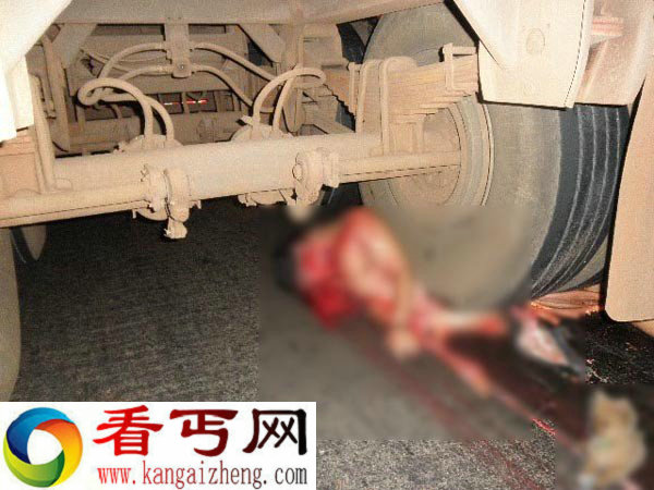 盘点车祸女尸被拖行惨死事故电单车美女被货车轮碾爆拖行十多米衣服被扯掉
