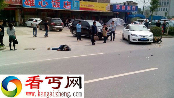 云浮超速摩托车撞小车 摩托车司机甩飞倒地