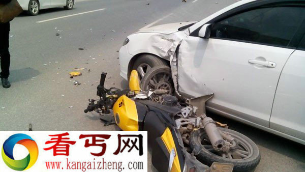 云浮超速摩托车撞小车 摩托车司机甩飞倒地