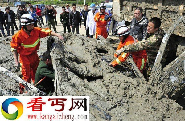 福州:泥浆车压小车顶 女司机泥里逃生泥