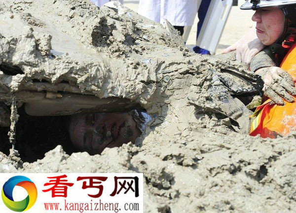 福州:泥浆车压小车顶 女司机泥里逃生泥