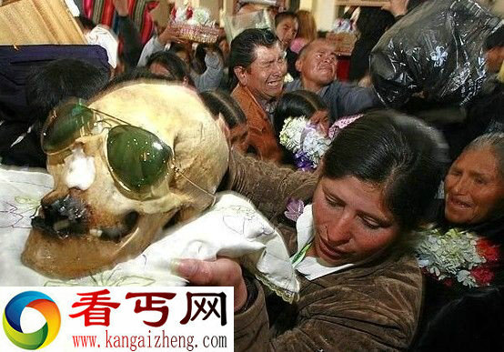 诡异头骨祈福日习俗 亲人头颅打扮后放家中