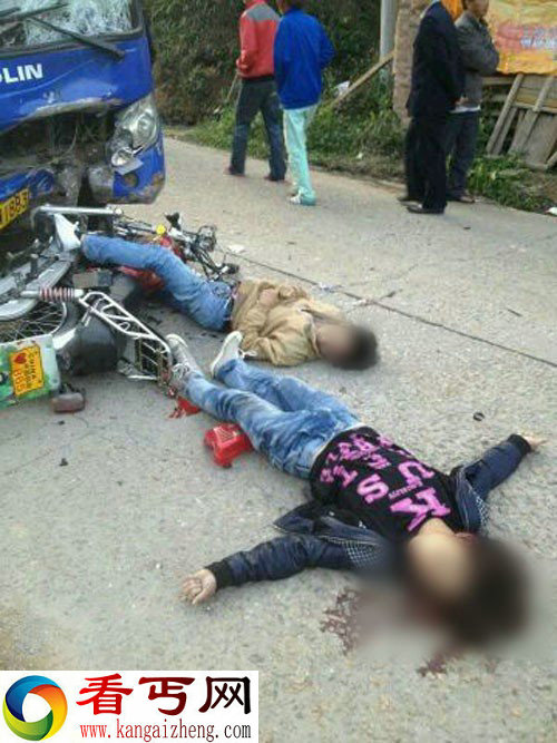 摩托车撞上对向大巴 两人当场死亡