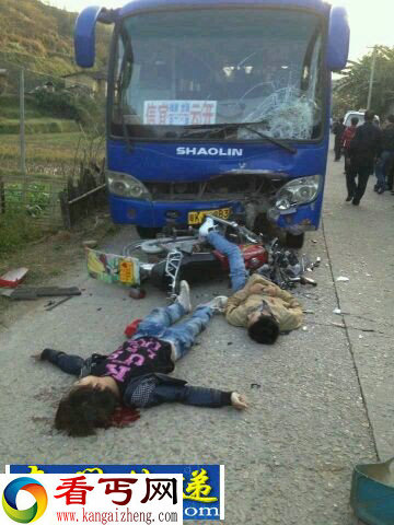 摩托车撞上对向大巴 两人当场死亡