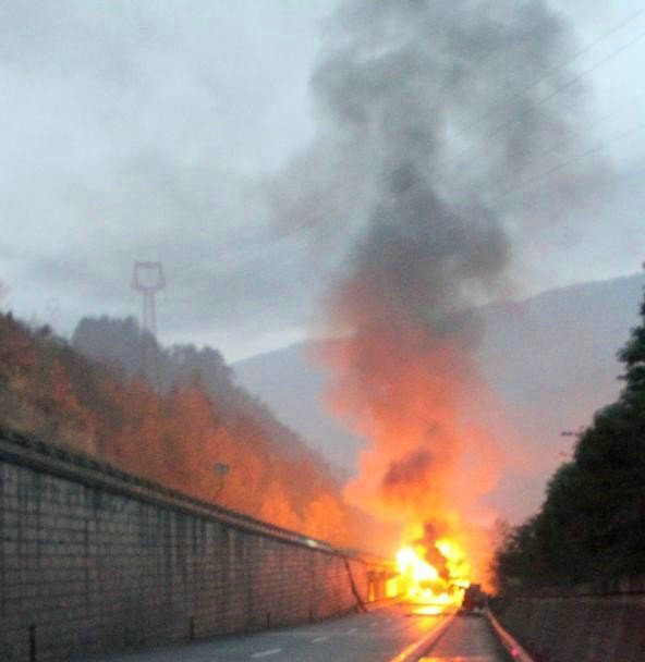 京昆高速一油罐车起火爆炸致3死1伤