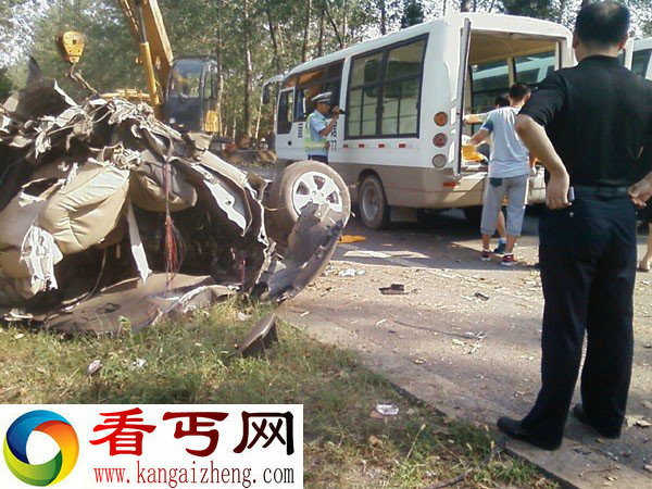 北京现代驾驶员操作失误撞上路边行道树 现代车解体4死1伤