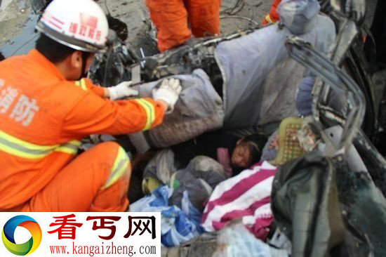 货车挤扁湘籍小车致2死6伤 小女孩废墟中喊救命