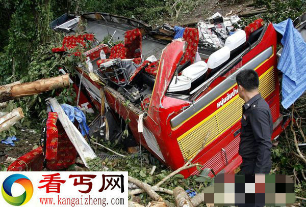 泰国南邦府一辆客车坠入深谷造成22名乘客死亡
