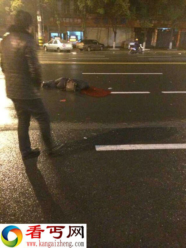 楚王城大道货车撞倒一中年男子 男子倒血洎中