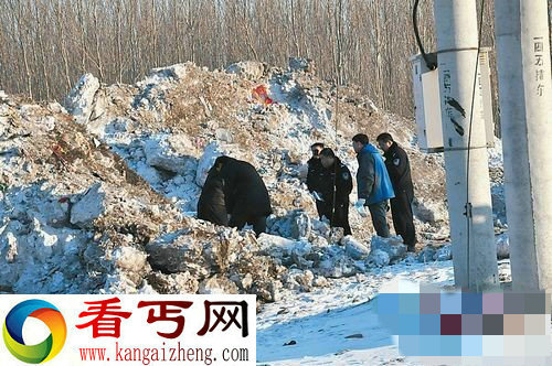 雪堆惊现冻僵女尸 救援时尸下竟传出婴儿哭声(现场组图)