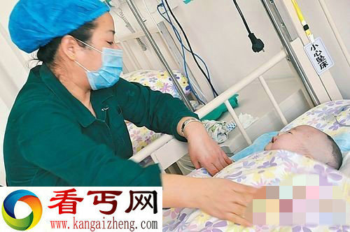 雪堆惊现冻僵女尸 救援时尸下竟传出婴儿哭声(现场组图)