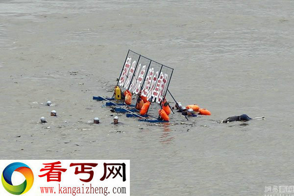 武汉渡江节遭遇恐怖浮尸＂拦路＂ 横渡队员措手不及