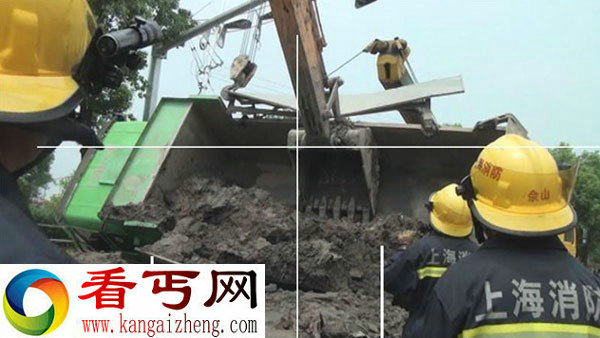 上海一渣土车将一小轿车压扁，司机逃生一家三口被压