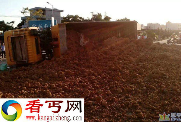 江门街头泥头车侧翻 数十吨泥砸死路过一家四人