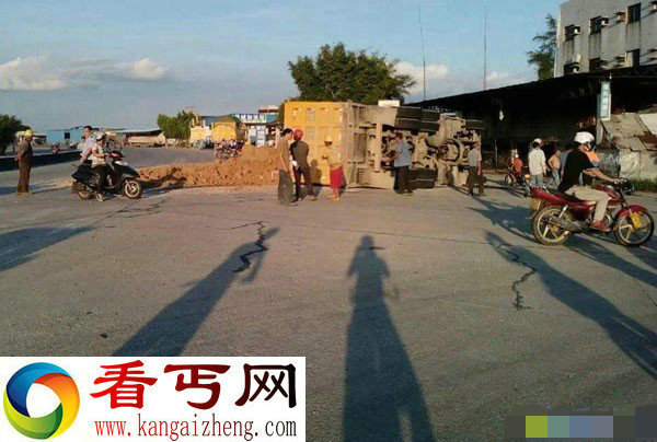 江门街头泥头车侧翻 数十吨泥砸死路过一家四人