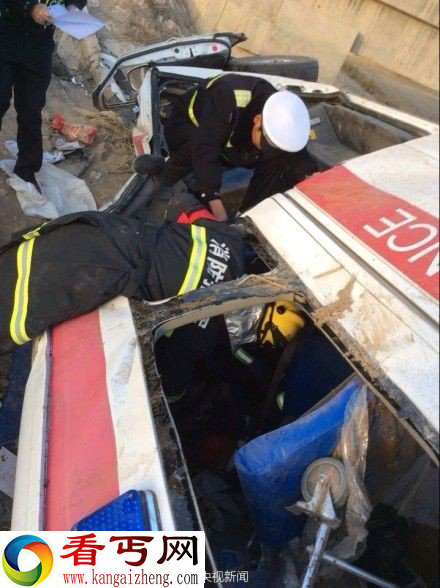 甘肃境内一救护车侧翻冲下高速致5死3伤(现场组图)
