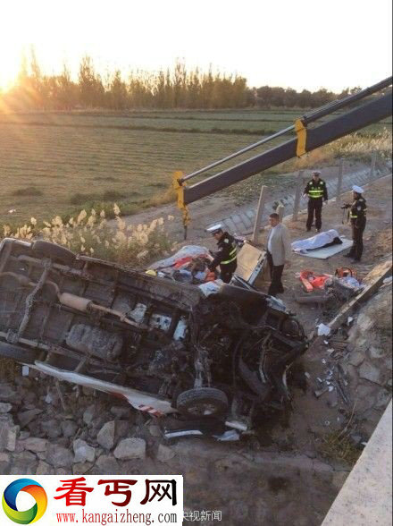 甘肃境内一救护车侧翻冲下高速致5死3伤(现场组图)