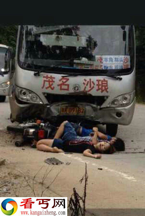 2男1女飙车越线撞到客车当场死亡惨烈组图